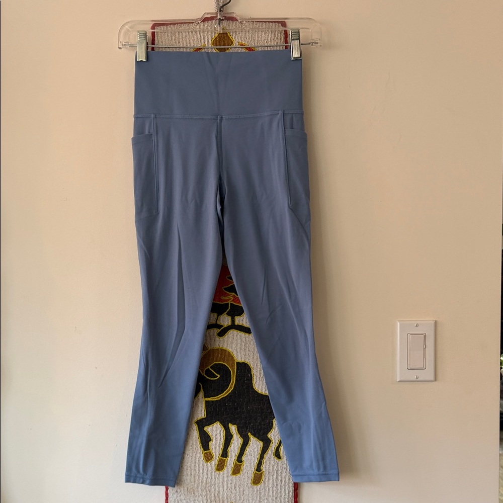 Like New Gorgeous “ATHLETA” yoga style pants with pockets